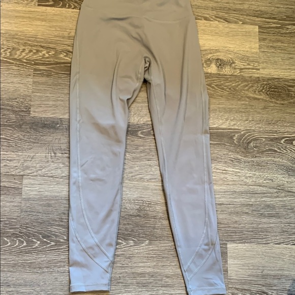 Alphalete Pulse Surge leggings in silver sky colour - Picture 1 of 4